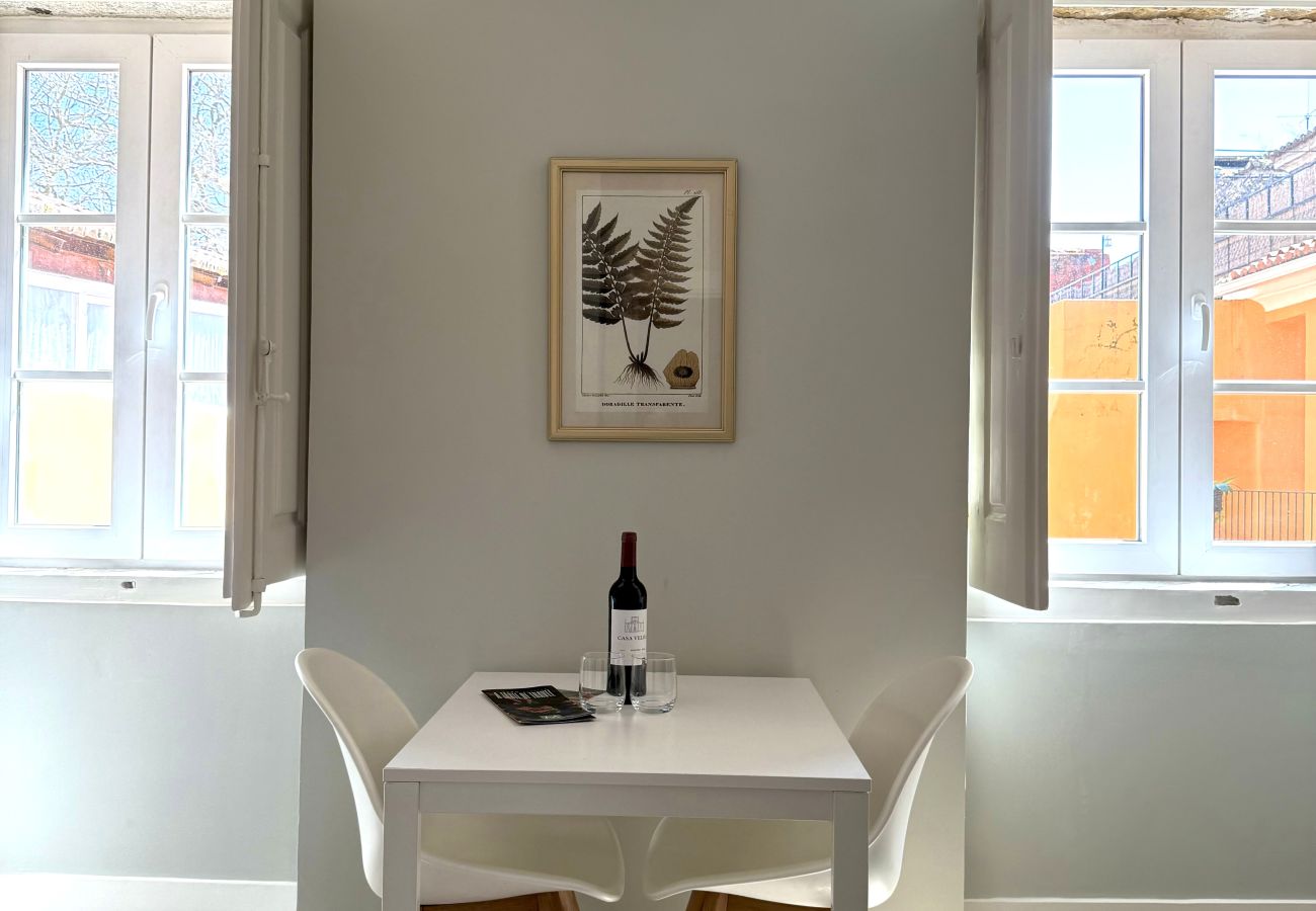 Apartamento em Lisboa - Janelas Verdes - T1 Superior