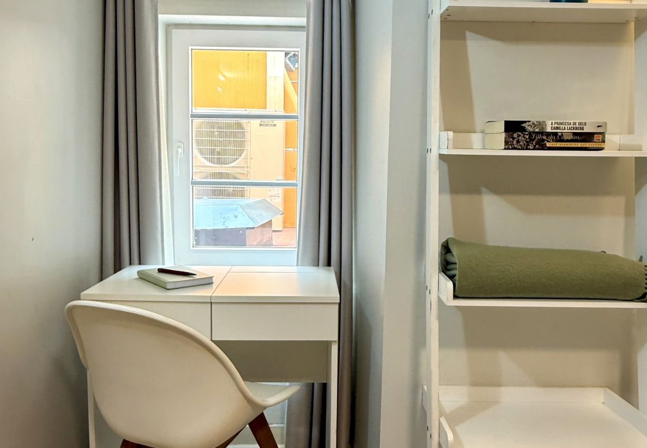 Apartamento em Lisboa - Janelas Verdes - T1+1