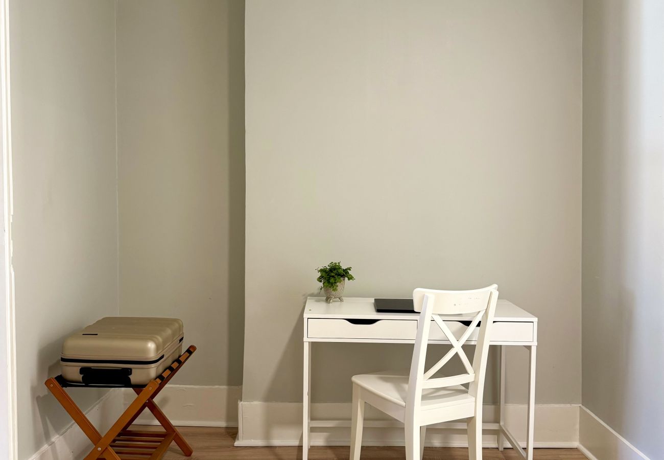 Apartment in Lisbon - Janelas Verdes - 1 Family Bedroom Apartment